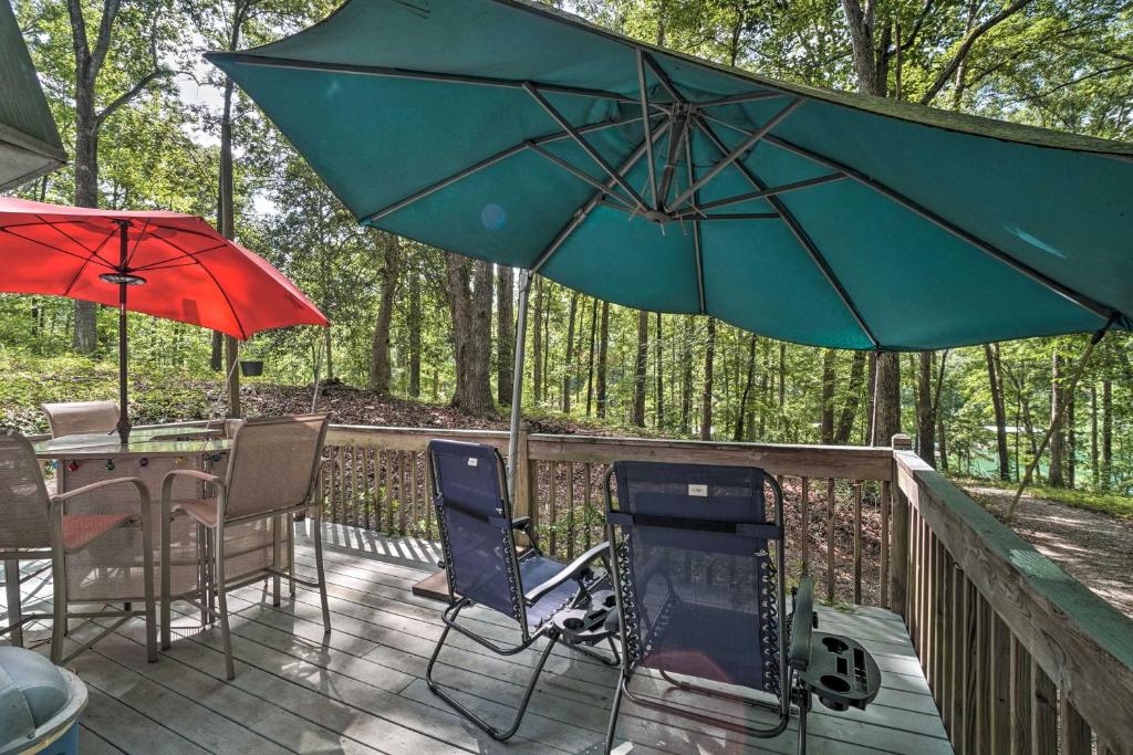 Lovely Lakefront Home with Deck Kayak Available - image 5