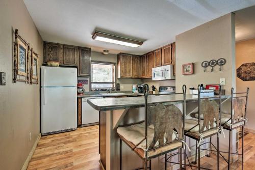 Spacious Rustic Condo with Deck Short Walk to Slopes - image 2