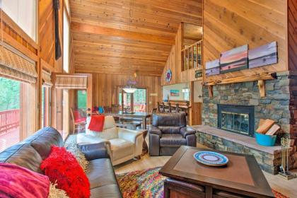 Angels Envy about Cabin with Deck 4 Miles to Ski Lift! - image 8