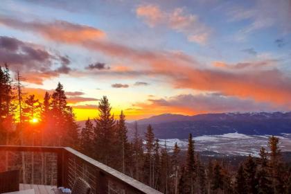 Luxury Ski In and Out Getaway with Hot tub and Views Angel Fire