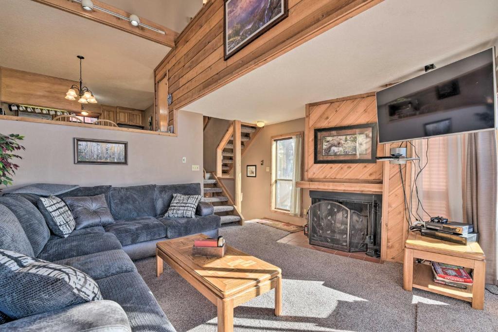 Charming Angel Fire Condo with Ski Slope Access - main image