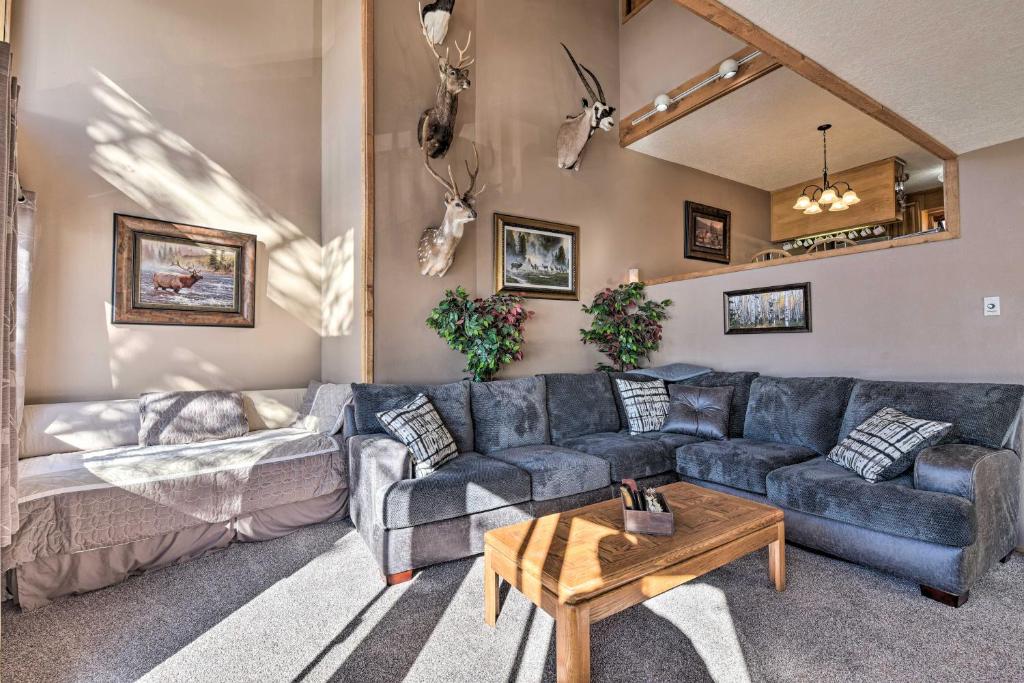 Charming Angel Fire Condo with Ski Slope Access - image 4