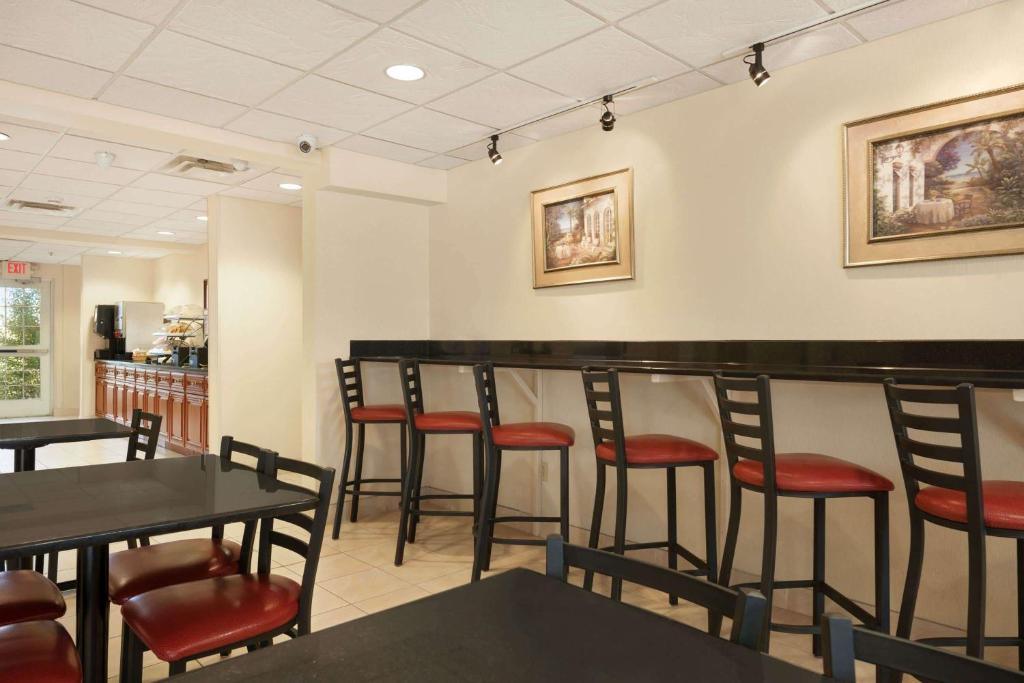 Microtel Inn & Suites by Wyndham Ann Arbor - image 7