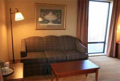 Hampton Inn Clinton - image 6