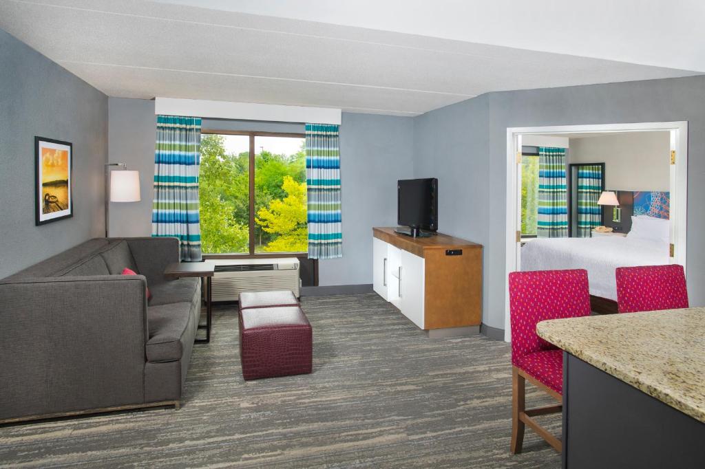 Hampton Inn & Suites Annapolis - image 7