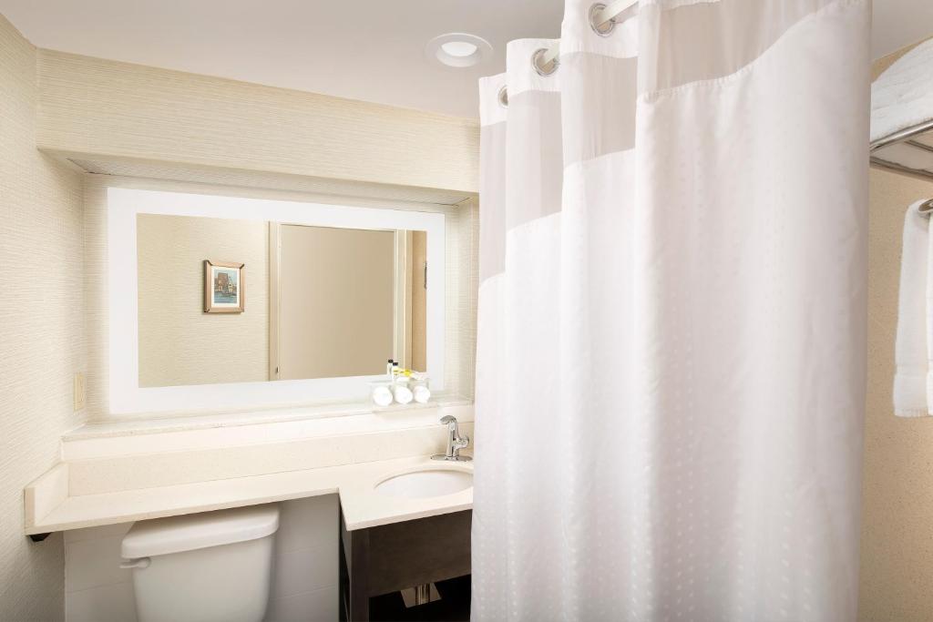 Holiday Inn Express Hotel & Suites Annapolis an IHG Hotel - image 3