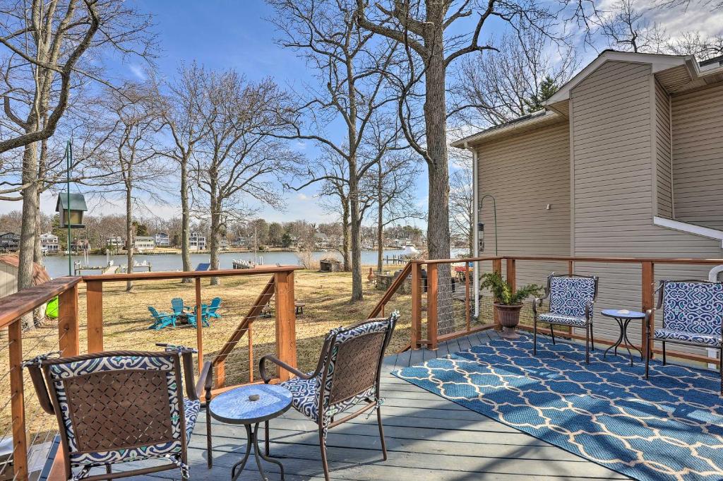 Waterfront Chesapeake Cottage in Oyster Bay - Dock - image 3