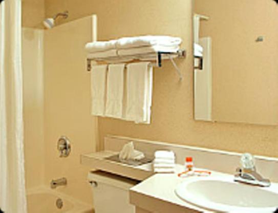 Regency Inn & Suites - image 4