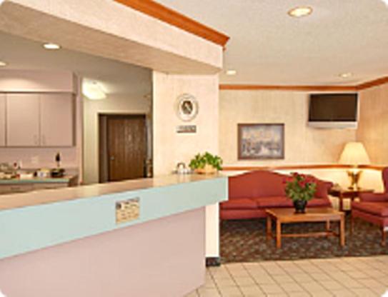 Regency Inn & Suites - image 5