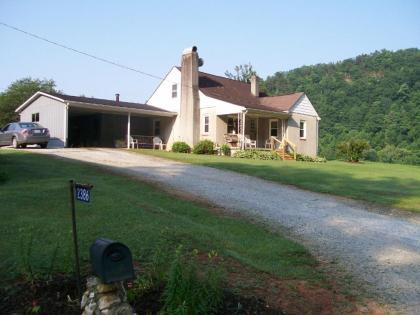 the Farmhouse Ararat Virginia