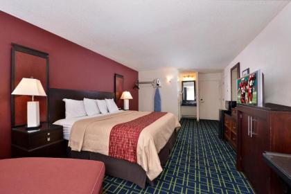 Red Roof Inn Arcata - image 10