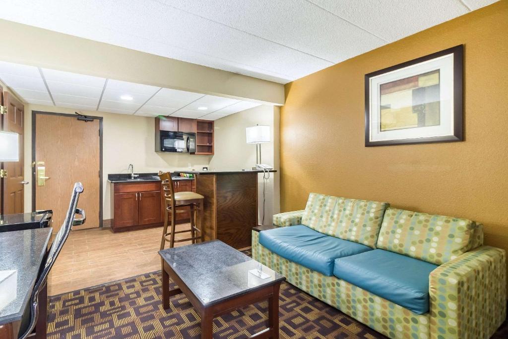 Quality Inn and Suites - Arden Hills - image 4