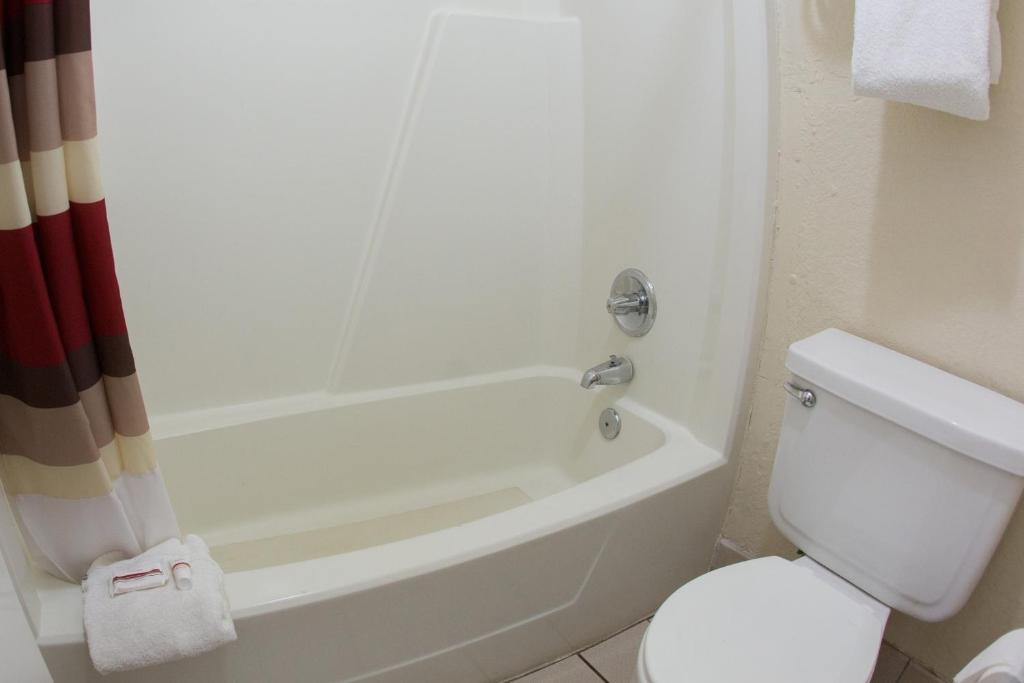 Red Roof Inn Ardmore - image 7