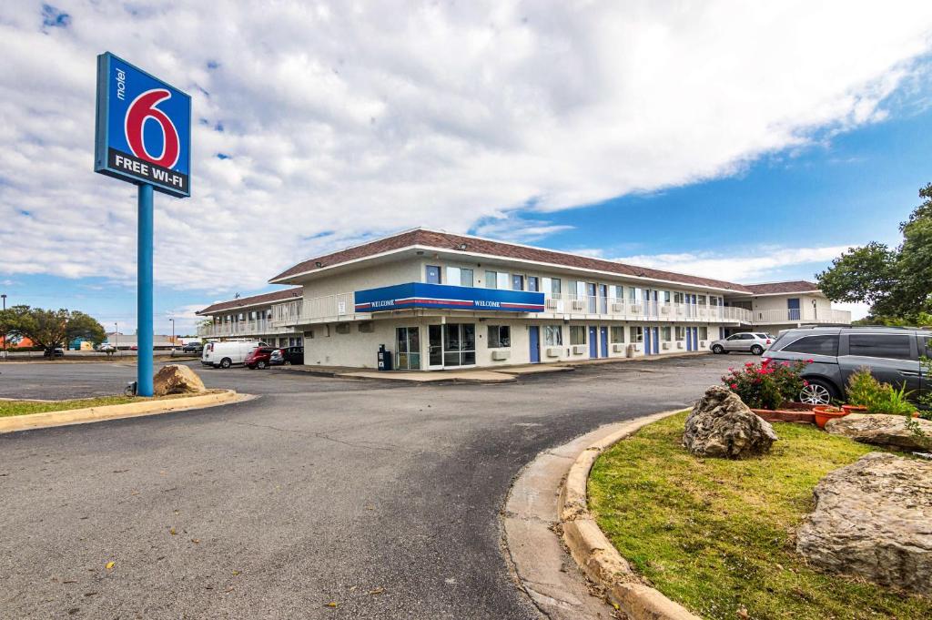 Motel 6-Ardmore OK - image 2