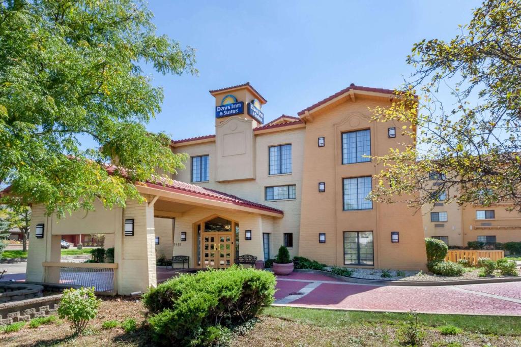 Days Inn & Suites by Wyndham Arlington Heights - main image