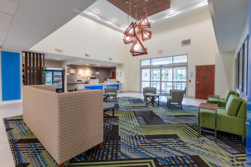 Holiday Inn Express & Suites Arlington North – Stadium Area an IHG Hotel - image 4