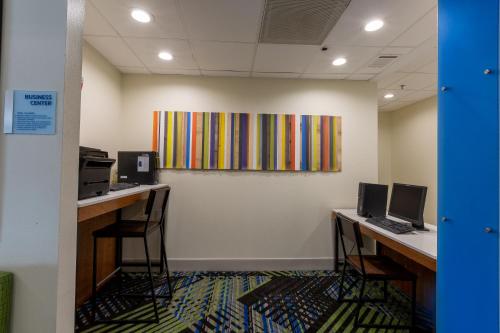 Holiday Inn Express & Suites Arlington North – Stadium Area an IHG Hotel - image 5