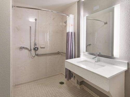 La Quinta by Wyndham Arlington North 6 Flags Dr - image 3