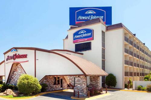 Howard Johnson by Wyndham Arlington Ballpark / Six Flags - main image