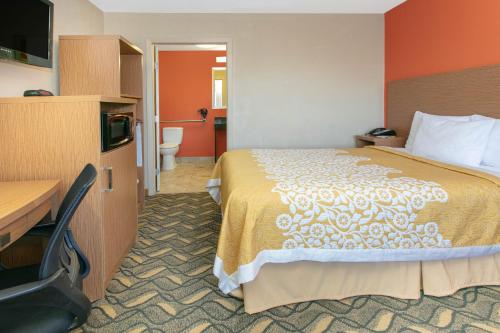 Days Inn & Suites by Wyndham Arlington Near Six Flags - image 3