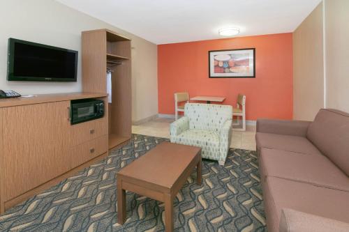 Days Inn & Suites by Wyndham Arlington Near Six Flags - image 4