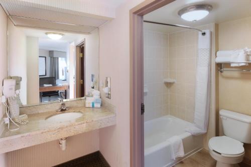 Hampton Inn & Suites Reagan National Airport - Crystal City - image 5