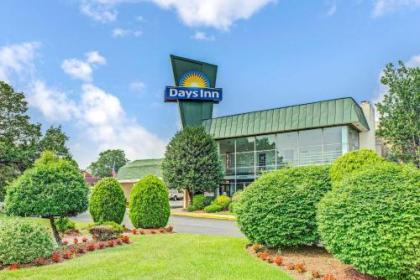 Days Inn by Wyndham Arlington/Washington DC - image 1