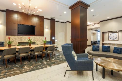 Hilton Garden Inn Shirlington - image 2