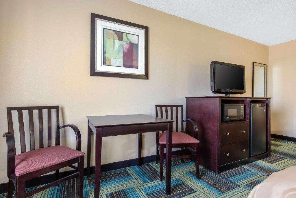 Quality Inn & Suites Arnold - image 5