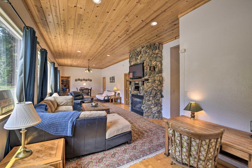 Secluded Mtn Home with Large Deck Fireplace! - image 4