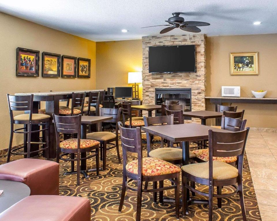 Rodeway Inn & Suites - Okoboji - image 4