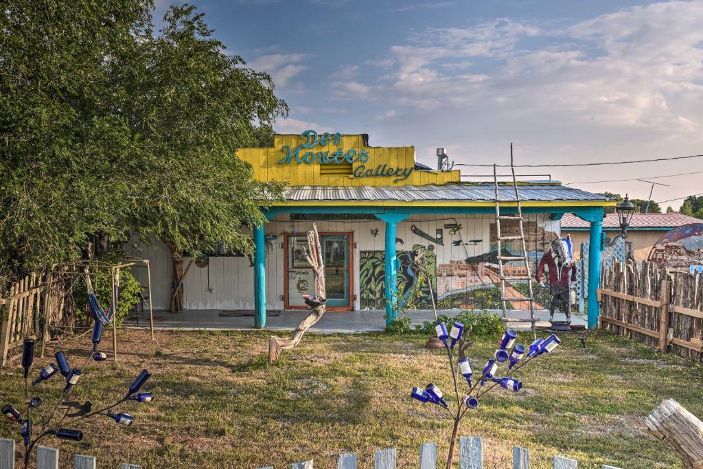 Quiet and Colorful Quonset Hut Artist Retreat - image 3