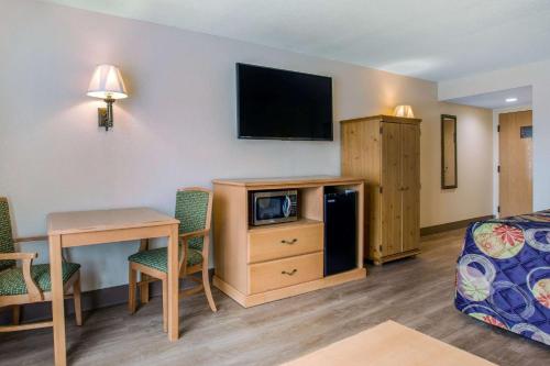 Rodeway Inn & Suites near Outlet Mall - Asheville - image 5