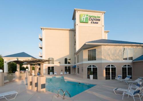 Holiday Inn Express & Suites Asheville SW - Outlet Ctr Area an IHG Hotel - image 4