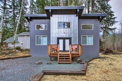 Cabin with Hot tub Less than 5 mi to Rainier Natl Park Washington