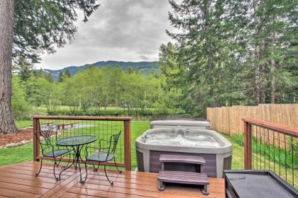 Cozy Waterside Chalet By Mt Rainier National Park!