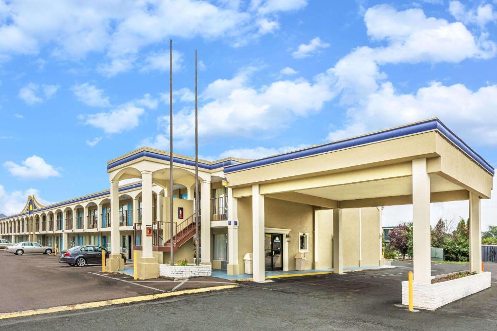 Days Inn by Wyndham Ashland - main image