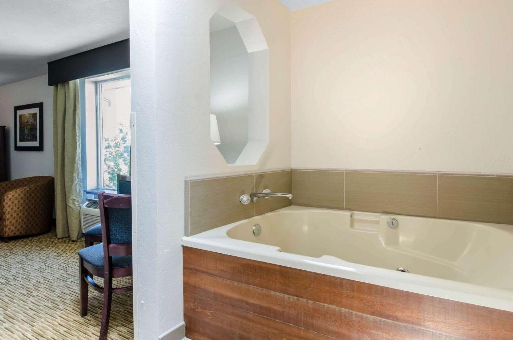 Comfort Inn & Suites Ashland - image 6