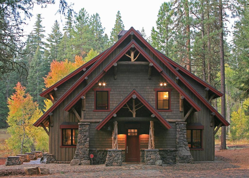 Ashland Lodge with Lake Views Patio and 5 Mtn Bikes! - main image