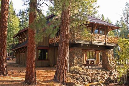 Ashland Lodge with Lake Views Patio and 5 Mtn Bikes! - image 7