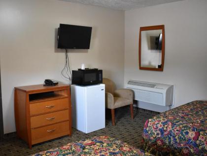 Economy Inn & Suites - image 10