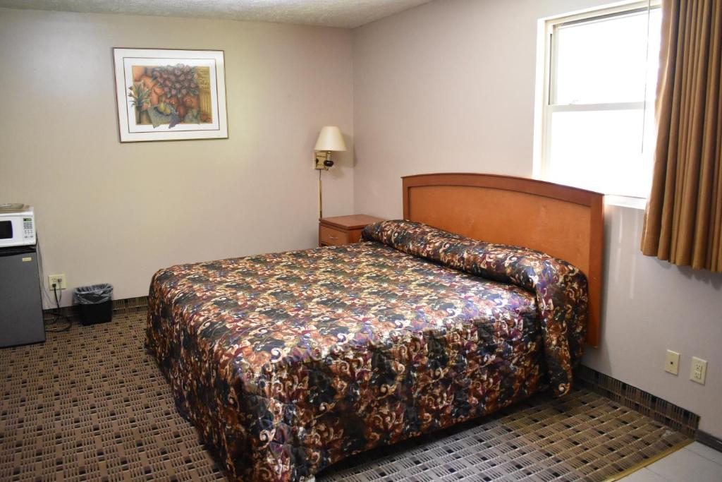 Economy Inn & Suites - image 7