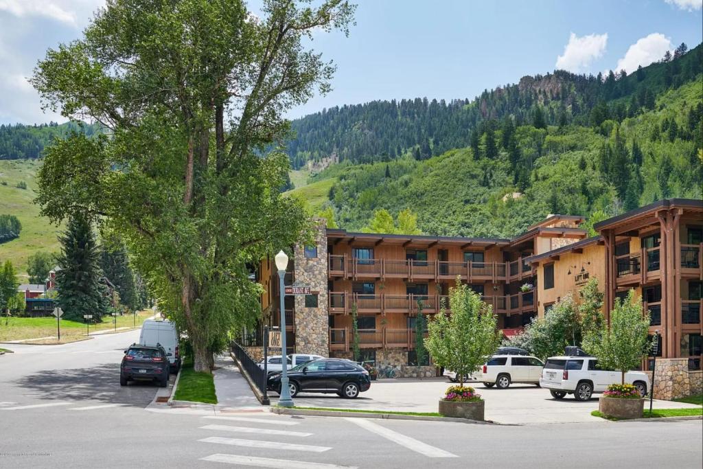 Updated 2BR in the Heart of Aspen - image 2