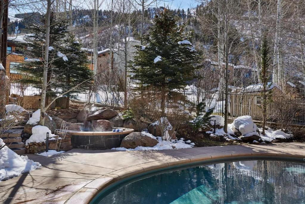 Updated 2BR in the Heart of Aspen - image 7