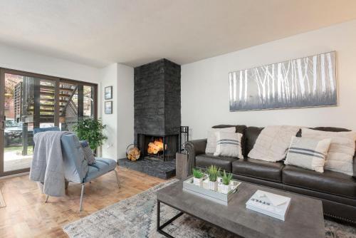 New Listing! Beautifully Updated 1 BR in Aspen's Center - main image