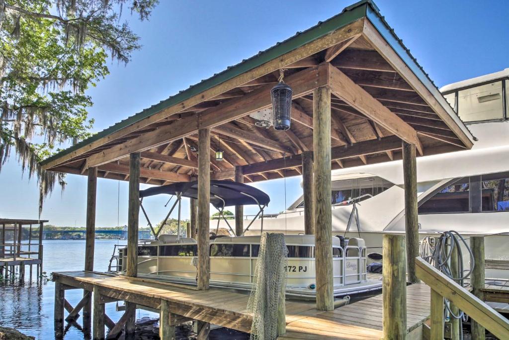 Waterfront Astor Studio Cabin with Private Boat Dock - image 3