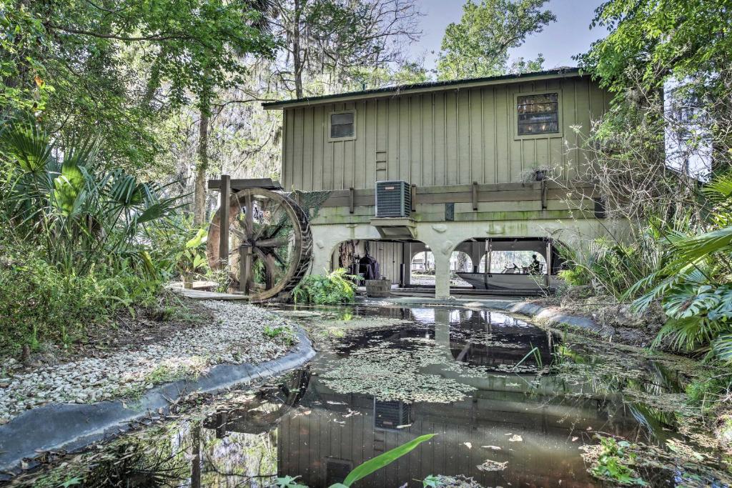 Waterfront Astor Studio Cabin with Private Boat Dock - image 5