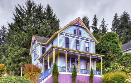 Astoria Painted Lady Historic Apt with River View