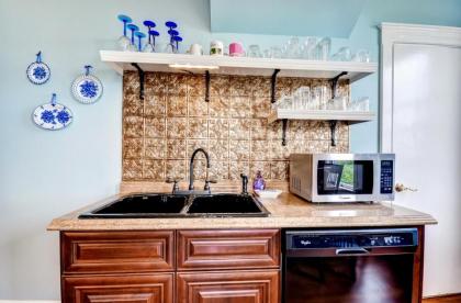 Astoria Painted Lady Historic Apt with River View! - image 2