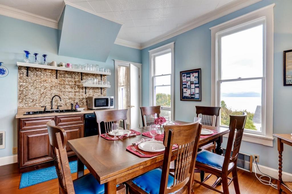 Astoria Painted Lady Historic Apt with River View! - image 7